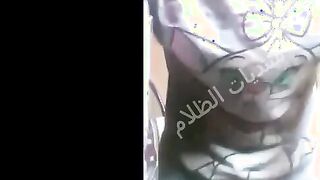 قحبه صغيره اندر ايدج قعده علي الارض بتصور سكس شرمها كسها المشعر و هي فاشخه دعك و فرك بتضرب سبعه ونص لبوه سعوديه
