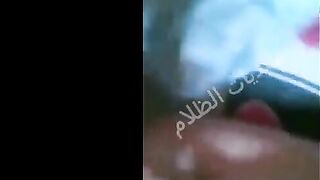 قحبه صغيره اندر ايدج قعده علي الارض بتصور سكس شرمها كسها المشعر و هي فاشخه دعك و فرك بتضرب سبعه ونص لبوه سعوديه