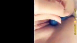 قحبه سعوديه هايجه فاتحه لايف علي كسها الشرقان  سكس مصرى و هي عماله تبعبص فيه و فشخه نيك بزبر الصناعي نزلت لبن كتير