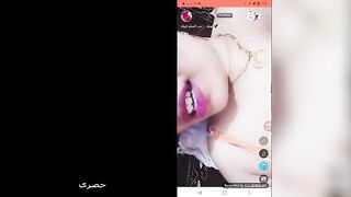 فوفه المتناكه شرموطة تانجو لايف قعده في  سكس مصرى غرفة البرايفت فشخ كسها بعبصه و عماله تقول ل رجاله طيروا اللبن علي كسي