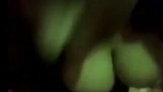المتناكه واقفالي مفلقس طيزها وعماله سكس مصرى  تبعبص نفسها و تقولي يلا تعالي نكني بقي كسي مولع  مسكتها فشختها نيك
