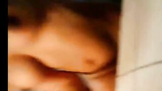 شرموطه صغيره اندر سكس مصري جامد  ايدج بعت فيديو ل صاحبها بتفرجوا علي بزازها الصغير و كسها المشعر قحبه مصريه ممحونه نيك