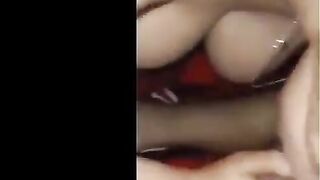 المموس سكس مصري جامد  المربربه ام كس شرقان نايمه علي السرير فشخ رجلها و عشيقها عمال يرزع بزبر في كسها المنفوخ قحبه مصريه