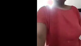 قحبه ممحونه اندر ايدج بعت فيديو سكس مصري جامد  بعت فيديو ل صاحبها وهي بتخلع هدومها و بتبعبص خرم طيزها بصباعه و طلع صوابعها تمصوا