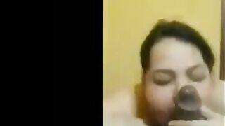 المتناكه ليلي قعده بين رجلي عماله ترضع  سكس مصري جامد في زبري و تمص في بضاني المتناكه بتحب تتضرب علي وشها وتتهان وانا بنكها