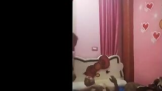 الشرموطه نزلت جوزها علي الشغل  وجابت عشيقها الزبير يريح كسها الشرقان ويمتعها سكس مصري جديد  نيك   اللبوه بتصور عشيقها من غير ما يعرف