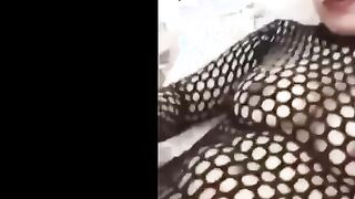 متناكه حيحانه نيك شرموطه اوي في نفسها نايمه علي السرير  سكس مصري قديم عماله تهيج نفسها بضرب علي طيزها المموس بطلع لبن كسها تلحسوا