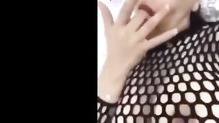متناكه حيحانه نيك شرموطه اوي في نفسها نايمه علي السرير  سكس مصري قديم عماله تهيج نفسها بضرب علي طيزها المموس بطلع لبن كسها تلحسوا