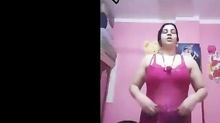 لبوه الشرقيه الهايجه  بعتالي فيديو وهي بقميص نوم فاجر  سكس يمني و بتفرجني علي جمال كسها المربرب لبوه مصريه ممحونه