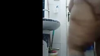 شرموطه مصريه مربربه بتصور نفسها فيديو ل عشيقها  سكس يمني وهي في الحمام و فشخ كسها الهايج بعبصه بتقولوا اااح نفسي تدخلوا في كسي