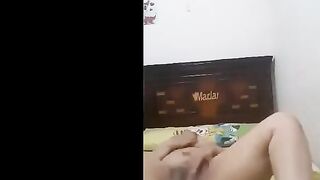الشرموطه نايمه علي السرير وفشخ كسها الهايج بعنف  سكس يمني بتقول ل عشيقها انا نفسي تيجي تفشخ خرم طيزي عايزه اتناك مش قادره