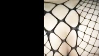 اللبوه صفاء الممحونه ام جسم كيرفي لابسه قميص نوم شبك اسود مفتوح  شرمها سكس  من عند كسها و طيزها الزبير فشخها نيك في الوضع الفرنساوي