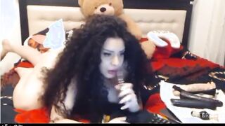 الشرموطه السعوديه عامله حفلة  شرمها سكس  ازبار صناعيه جنبها علي السرير حط زبر في بوقها وزبر تاني في كسها الهايج قحبه سعوديه
