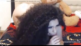 الشرموطه السعوديه عامله حفلة  شرمها سكس  ازبار صناعيه جنبها علي السرير حط زبر في بوقها وزبر تاني في كسها الهايج قحبه سعوديه
