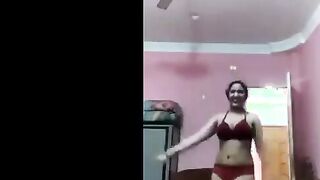 القحبه المصريه  شرمها سكس  مياده الممحونه لابسه طقم داخلي احمر و بترقص بلدي المموس الهايج سايبه الاسناب بتعها علي الفيديو