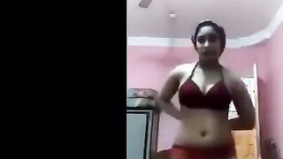 القحبه المصريه  شرمها سكس  مياده الممحونه لابسه طقم داخلي احمر و بترقص بلدي المموس الهايج سايبه الاسناب بتعها علي الفيديو