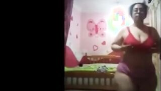 ام محمد الشرموطه كبيره في السن  شرمها سكس  بعت ل عشيقها فيديو وهي عريانه و بتفرجوا علي خرم طيزها الواسع من كتر النيك فيه