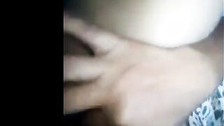 متناكه حيحانه في بداية الثلاثينة قعده بتكلم عشيقها بعد  موقع بزازي مافشخت كسها و ضربت سبعه ونص بتفرجوا علي لبن كسها الهايج