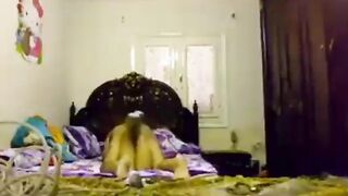 وائل الهايج استغل غياب مراته  نيج عربي عن البيت و شقط مموس حيحانه لابسه قميص نوم ازرق فاجر القحبه نامت علي بطنها وفلقست طيزها