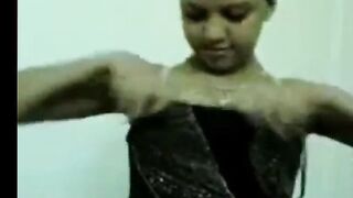 الشرموطه جاتلي انهارده  نيج مصري و جيبالي معاها قميص نوم اسود بتروق عليا مسكتها في الارض قعدتها علي زبري و فشخت كسها