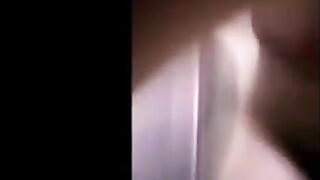 فاتن الحيحانه بتكلم الزبون وهي عريانه ملط بتفرجوا علي بزازها الصغيره  نيج مصري و خرم طيزها اللي وسع من كتر النيك فشخت كسها بعبصه بصوابعها