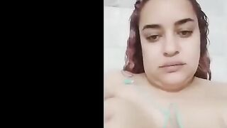 الشرموطه المربربه قعده في الحمام بتكلم عشيقها و مسكه خياره حطها نيج مصري بين بزازها الكبيره واول ما هاجت ناكت كسها بالخياره