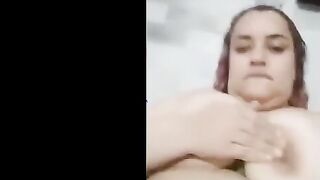 الشرموطه المربربه قعده في الحمام بتكلم عشيقها و مسكه خياره حطها نيج مصري بين بزازها الكبيره واول ما هاجت ناكت كسها بالخياره