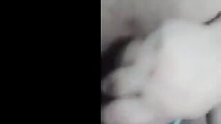 الشرموطه المربربه قعده في الحمام بتكلم عشيقها و مسكه خياره حطها نيج مصري بين بزازها الكبيره واول ما هاجت ناكت كسها بالخياره