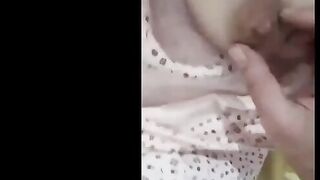 الشرموطه طلعت من الحمام بقولها مالك بتقولي حلمة نزازي واقفه و هايجه اوي عايزه  نيج عراقي اتناك يلا نكني بقي وافشخ كسي