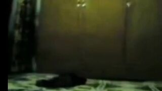 الشرموطه المربربه ام كس شرقان دخلت ابن الجيران نيج عندها الشقه مسكها في الارض اول ما دخل فشخ كسها الهايج نيك