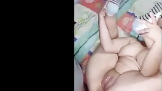 ندي المموس الهايجه راحت ل خطيبها البيت  نيج مسكها علي حرف السرير نايمها علي ضهرها و فشخ خرم طيزها نيك من الاخر