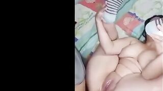 ندي المموس الهايجه راحت ل خطيبها البيت  نيج مسكها علي حرف السرير نايمها علي ضهرها و فشخ خرم طيزها نيك من الاخر