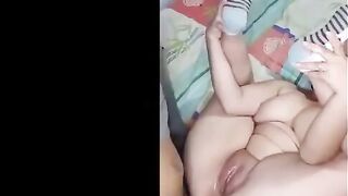 ندي المموس الهايجه راحت ل خطيبها البيت  نيج مسكها علي حرف السرير نايمها علي ضهرها و فشخ خرم طيزها نيك من الاخر
