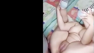 ندي المموس الهايجه راحت ل خطيبها البيت  نيج مسكها علي حرف السرير نايمها علي ضهرها و فشخ خرم طيزها نيك من الاخر