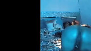 الشرموطه فتحت لايف و هي دخل  نيج تهيج اخوها الكبيره عليها و تخلي ينكها اول ما دخلت نزلة مص ولحس في زبر وبضانوا فشخها نيك ,