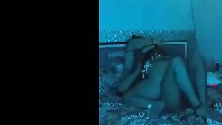الشرموطه فتحت لايف و هي دخل  نيج تهيج اخوها الكبيره عليها و تخلي ينكها اول ما دخلت نزلة مص ولحس في زبر وبضانوا فشخها نيك ,