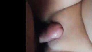 نرمين الممحونه مموس شبرا راكبه علي زبر نيج  حبيبها وفشخ كيها نيك المموس عماله تفرك بكسها الهايج بزبر الكبير