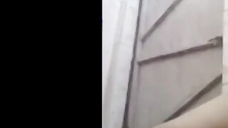 المموس المربربه ام كس منفوخ قعده في  نيج الحمام فشخ رجلها ونزله بعبص في كسها اللبوه بدخل اديها كله جوا كسها