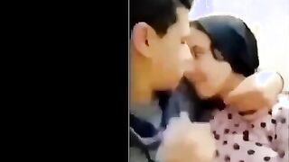 بنت عمتي جت زياره عندنا ختها الاوضه و فضلت احايل فيها لحد ما خلعت نيج  البنطلون و فشخت طيزها نيك عماله تقولي براحه يا احمد