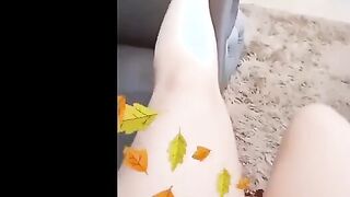 الملكه ريم فاتح لايف نااار وهي لابسه نيج  قميص نوم احمر وكسها باين و عماله تشتم في الكلاب اللي عندها في اللايف