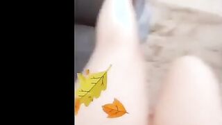الملكه ريم فاتح لايف نااار وهي لابسه نيج  قميص نوم احمر وكسها باين و عماله تشتم في الكلاب اللي عندها في اللايف