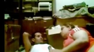 اللبوه راحت تحاسب المحامي في مكتبوا بعض مخلص نيج   نيج قضيتها المموس المربربه نايمه علي الارض والمحامي فاشخ كسها نيك