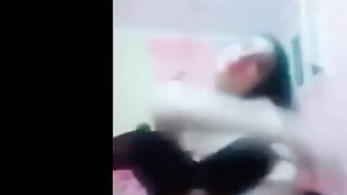 الشرموطه بعتالي فيديو وبتقولي مش هتيجي تحط زبرك بين بزازي و تفشخ كسي الهايج نيك سعودي ده نيك و انزل لبني عليك واغرقك