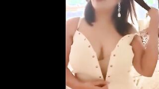القحبه الممحونه نوال الهايجه راجعت من الشغل كلمت عشيقها الزبير وبتفرجوا نيك سعودي علي كسها الهايج وهي فشخ فرك ودعك