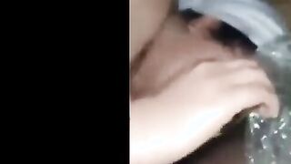 مديرة سكن البنات الجامعي جايبه طالب صغير ينكها و يريح كسها الشرقان نيك سعودي في مكتبها مسكها من دماغها مدخل زبر كله في بوقها