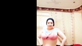 لبوه صغيره اندر ايدج بتكلم  نيك مصري صاحبها قالتلوا اصبر هبعتلك فيديو جامد صورت وهي عريانه و بتلعب في حلمة بزازها