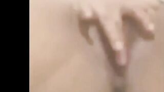 اللبوه الحيحانه ساعه كامله بتفرك في كسها الممحون نيك مصري  و تدعك فيها و تبعبصوا مغرق السرير و المخده لبن و مايه من كسها الهايج