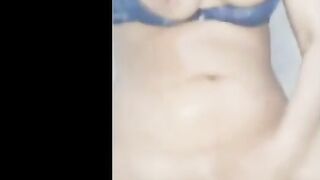 هيام القحبه لبوة شبرا  نيك مصري قعده في الحمام بتكلمني فيديو بفرجها علي زبري و هو واقف و هي عماله تفرك في كسها
