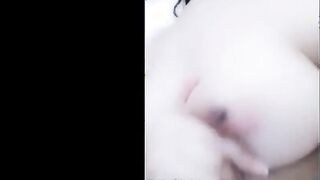المتناكه بتكلمني فيديو وهي مسكه حلمة بزازها عماله ترضع و تمص فيه  نيك مصري و فشخت كسها الهايج  عماله تبعبص فيه لحد ما نزلت لبنها