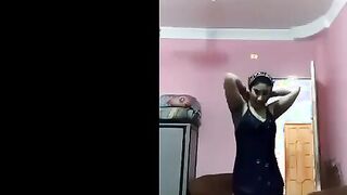 المتناكه خلعت هدومها كله و معتزه بالحجاب علي راسها عماله ترقص  نيك مصري بالاندر و البرا و بعدين خلعتهم و ضربت احلي سبعه ونص